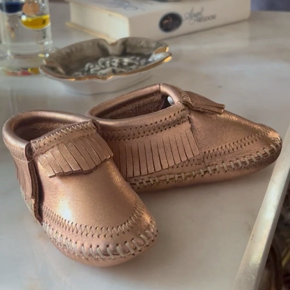 Infant MINNETONKA Rose Gold Leather Fringe Moccasins - Picture 2 of 6